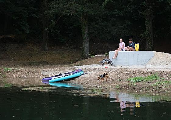 Dos mujeres, en una de las estructuras del embarcadero, cuyas obras están interrumpidas desde 2021.