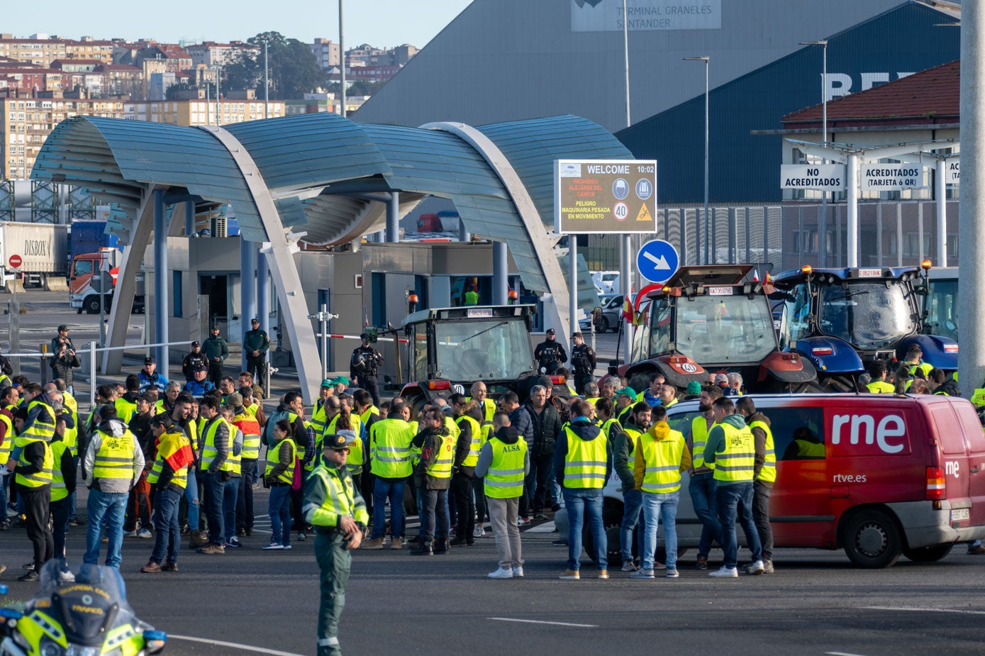 Imagen de la protesta a la entrada del Puerto.