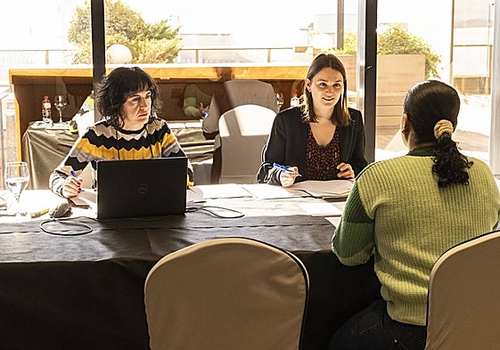 Una de las candidatas siendo entrevistada por el personal de Brittany Ferries.