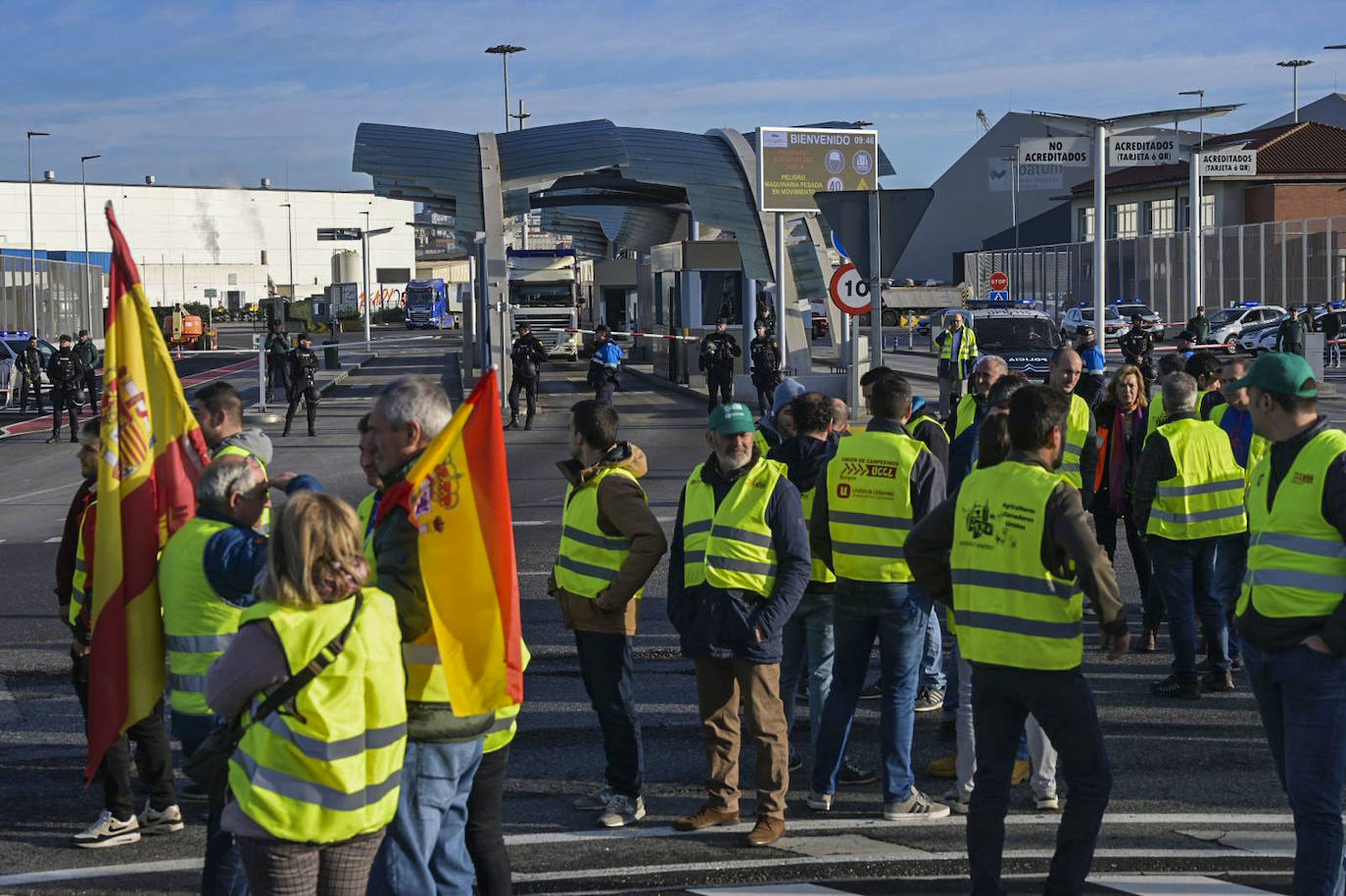 Imagen principal - Los agricultores bloquean el Puerto de Santander para pedir «las mismas reglas para todos»