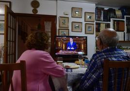 Un matrimonio mira la televisión a la hora del almuerzo