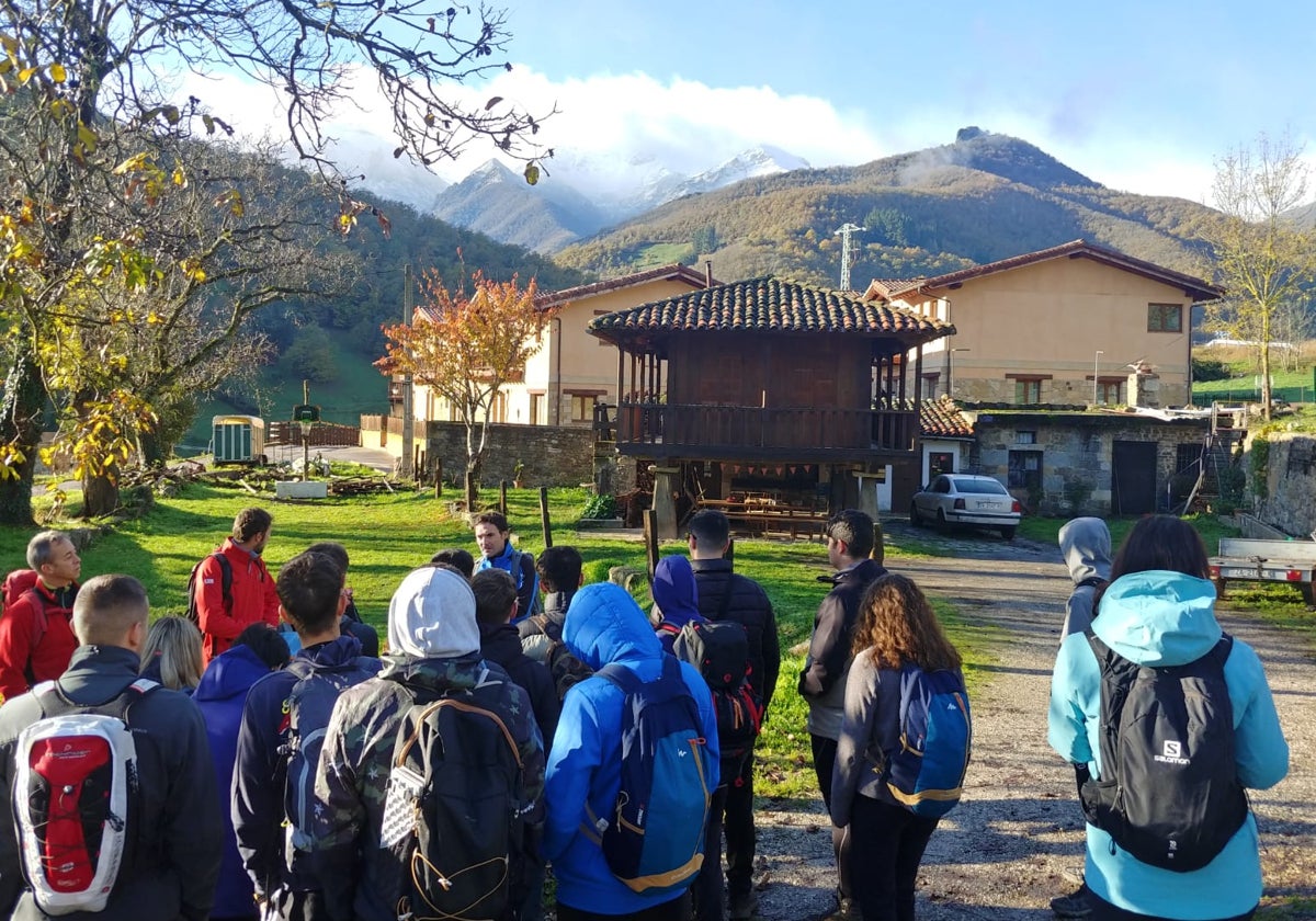 Visita guiada con un grupo de jóvenes en el municipio de Vega de Liébana