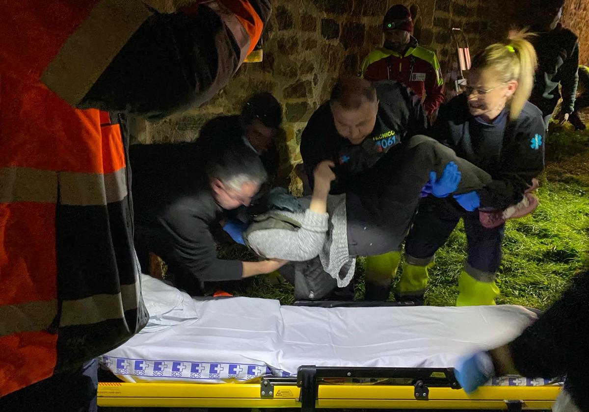 Momento del traslado de la anciana para ser llevada al Centro de Salud de Potes