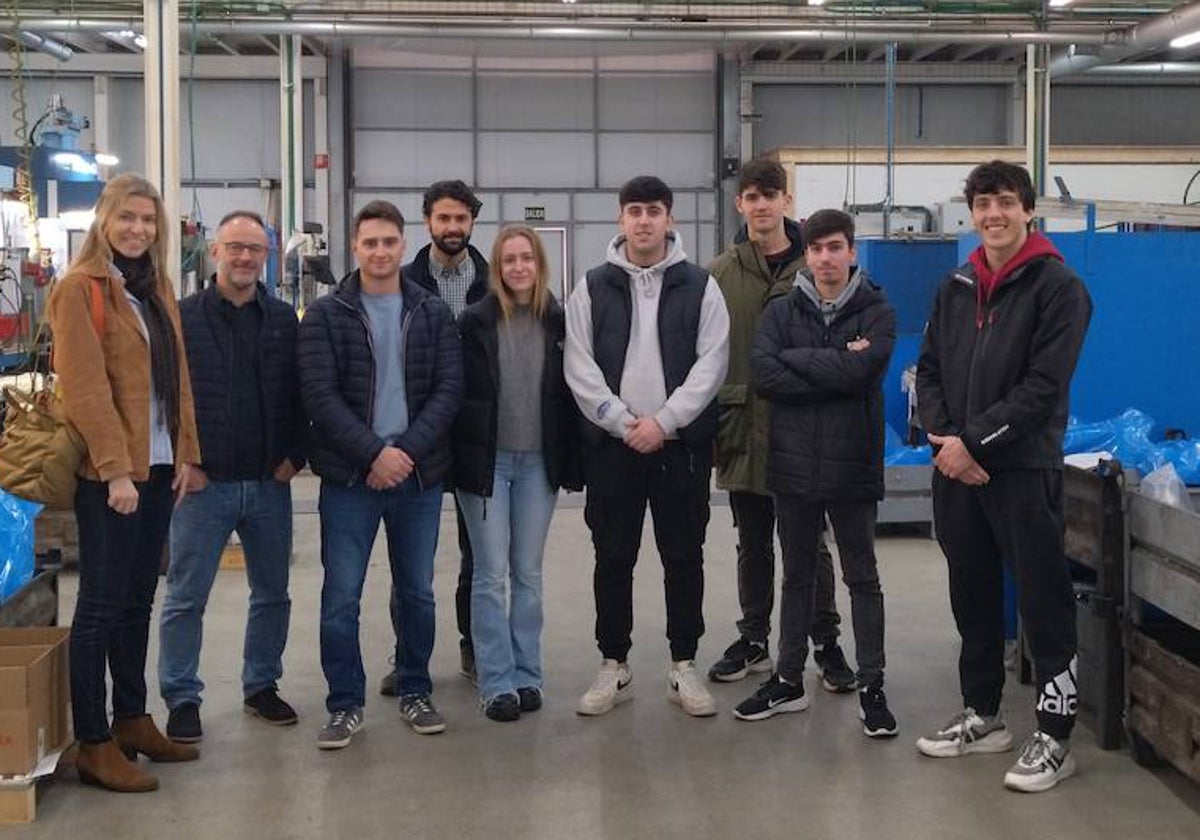 Los equipos del Colegio María Auxiliadora Salesianos en el interior de las instalaciones de Ecrimesa.