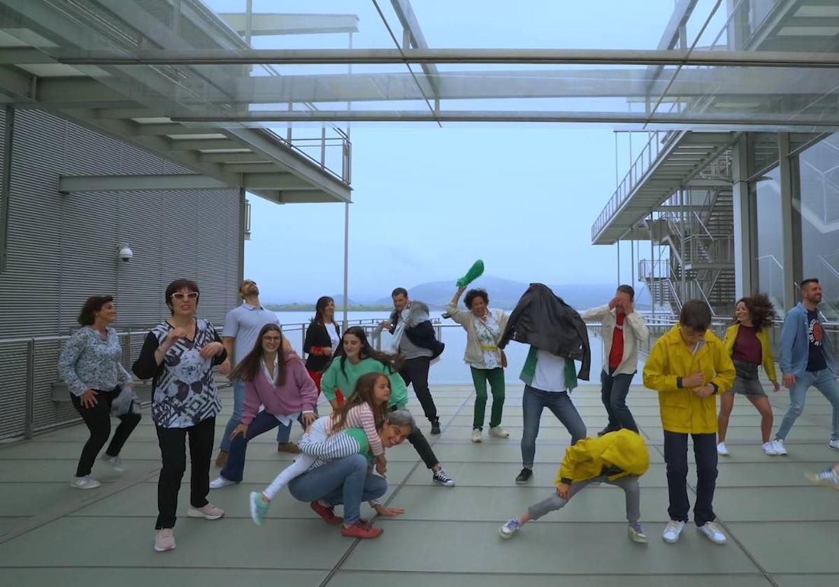 Baile, DJ y Fiesta para la tarde del sábado.