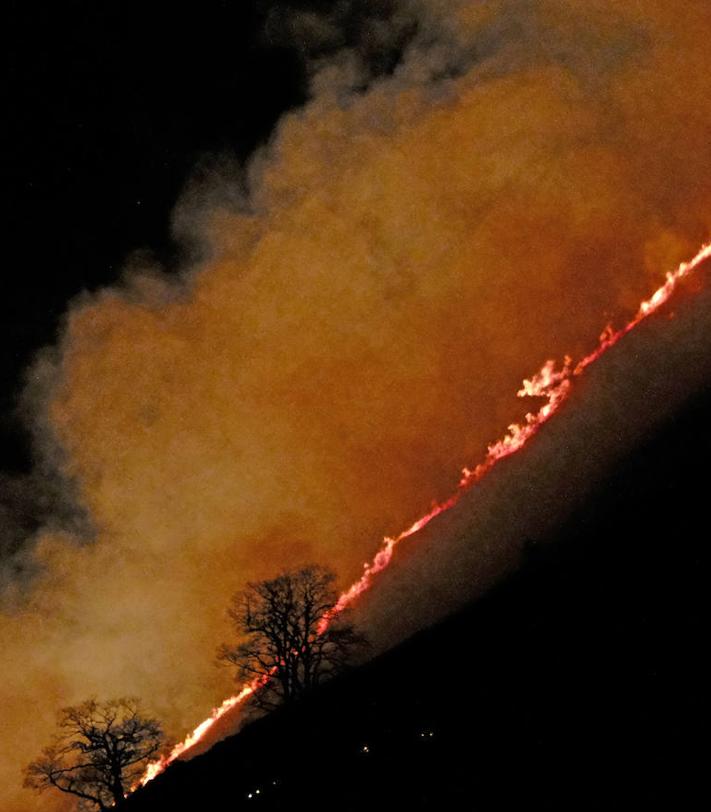 Imagen secundaria 2 - Imágenes del incendio activo en monte Arado (Ruente), anoche.