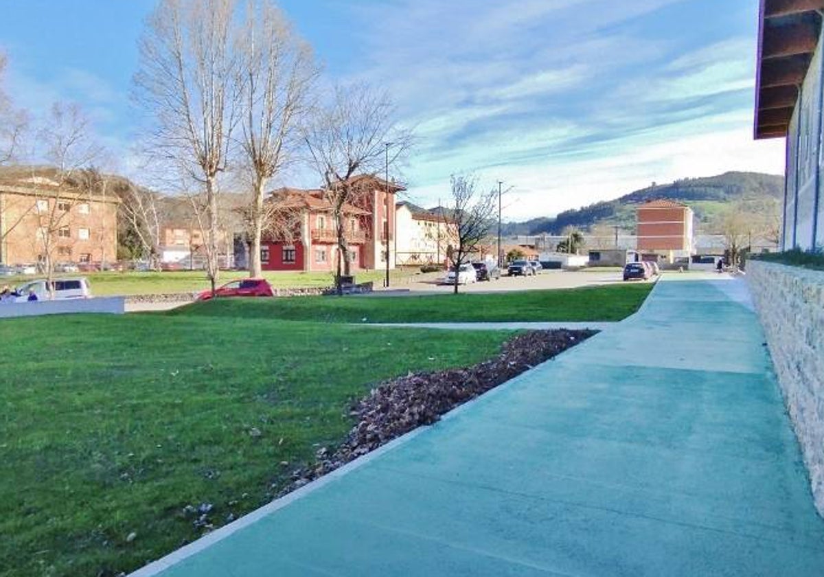 El nuevo parque conecta la bolera cubierta con el museo de la Industria.