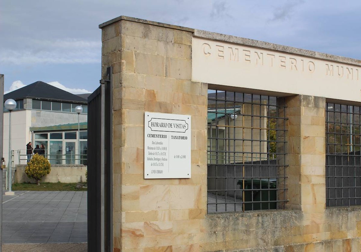 Puerta de acceso al cementerio y tanatorio municipal de Reinosa.