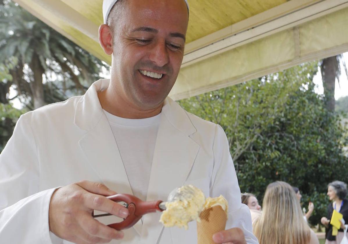 Fernando Flor, de la Venta de Castañeda, durante la degustación de helados que ofreció en Sabor en Cantabria, en Puente Viesgo.