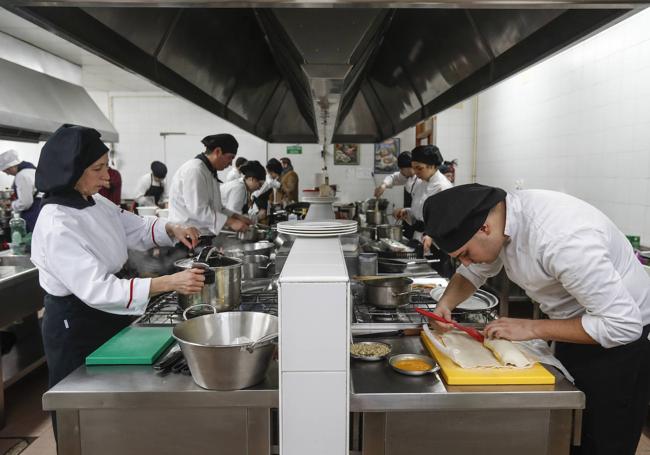 Aspirantes de las escuelas en la cocina del IES Peñacastillo.