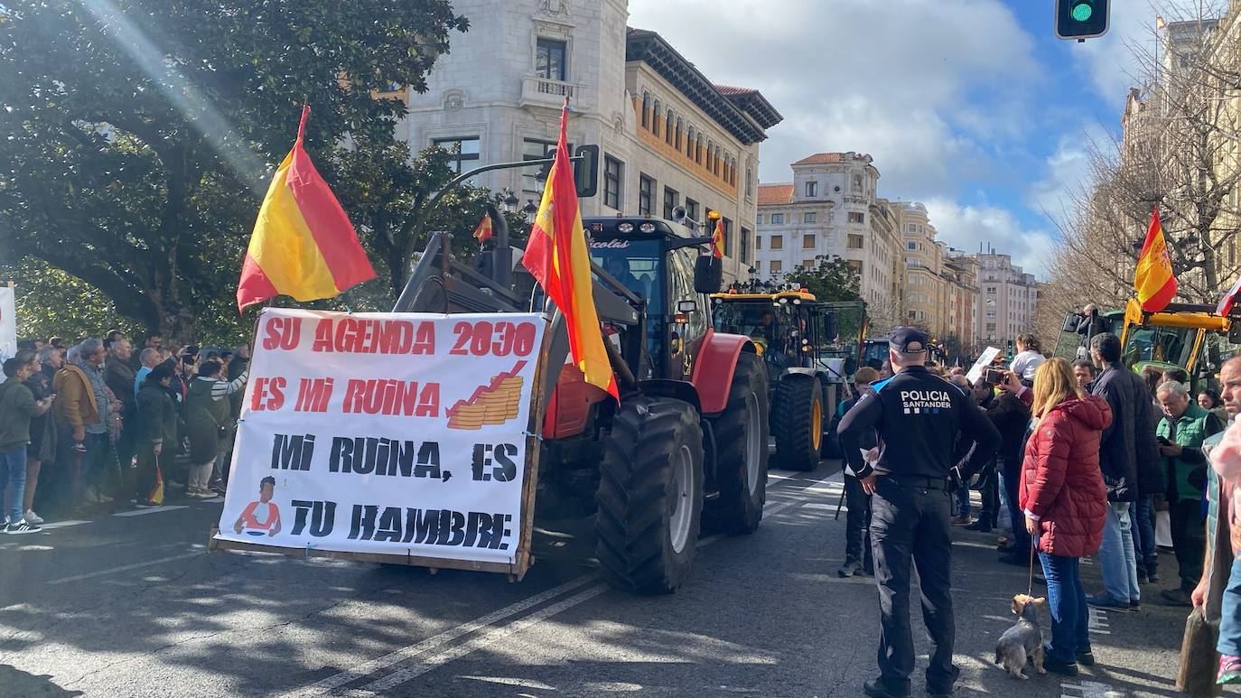 Los primeros tractores llegan con sus protestas a la Delegación del Gobierno. 