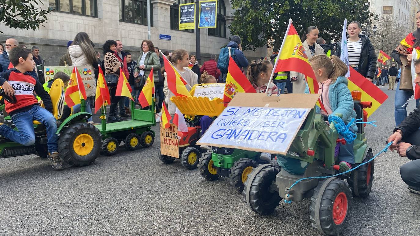 Los niños han sido los primeros en llegar a la Delegación del Gobierno.