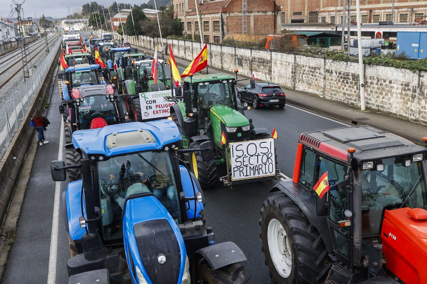 Unos 250 tractores y 40 camiones participan en la protesta. 