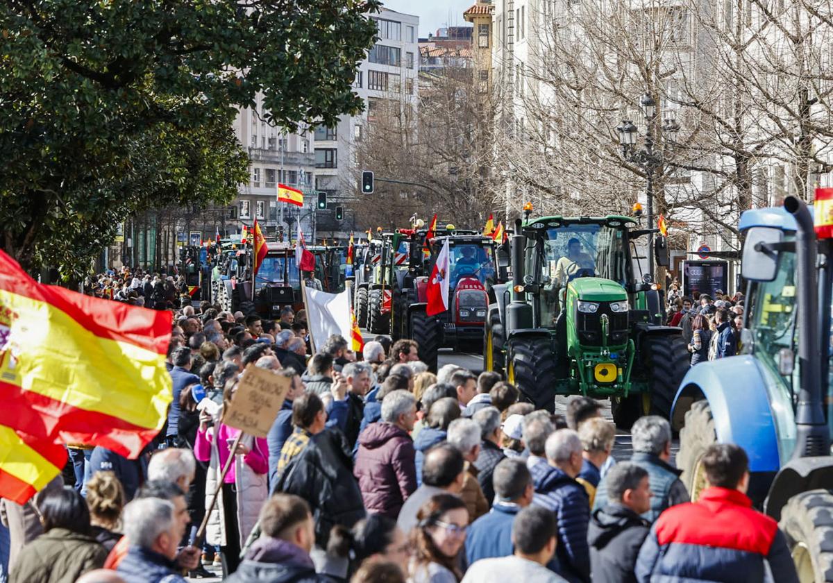 Los tractores, a su llegada a la Delegación de Gobierno.