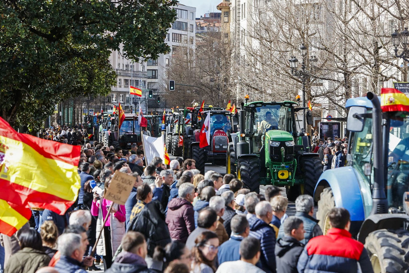 Cientos de personas han aplaudido a los agricultores a su paso por el centro de Santander. 