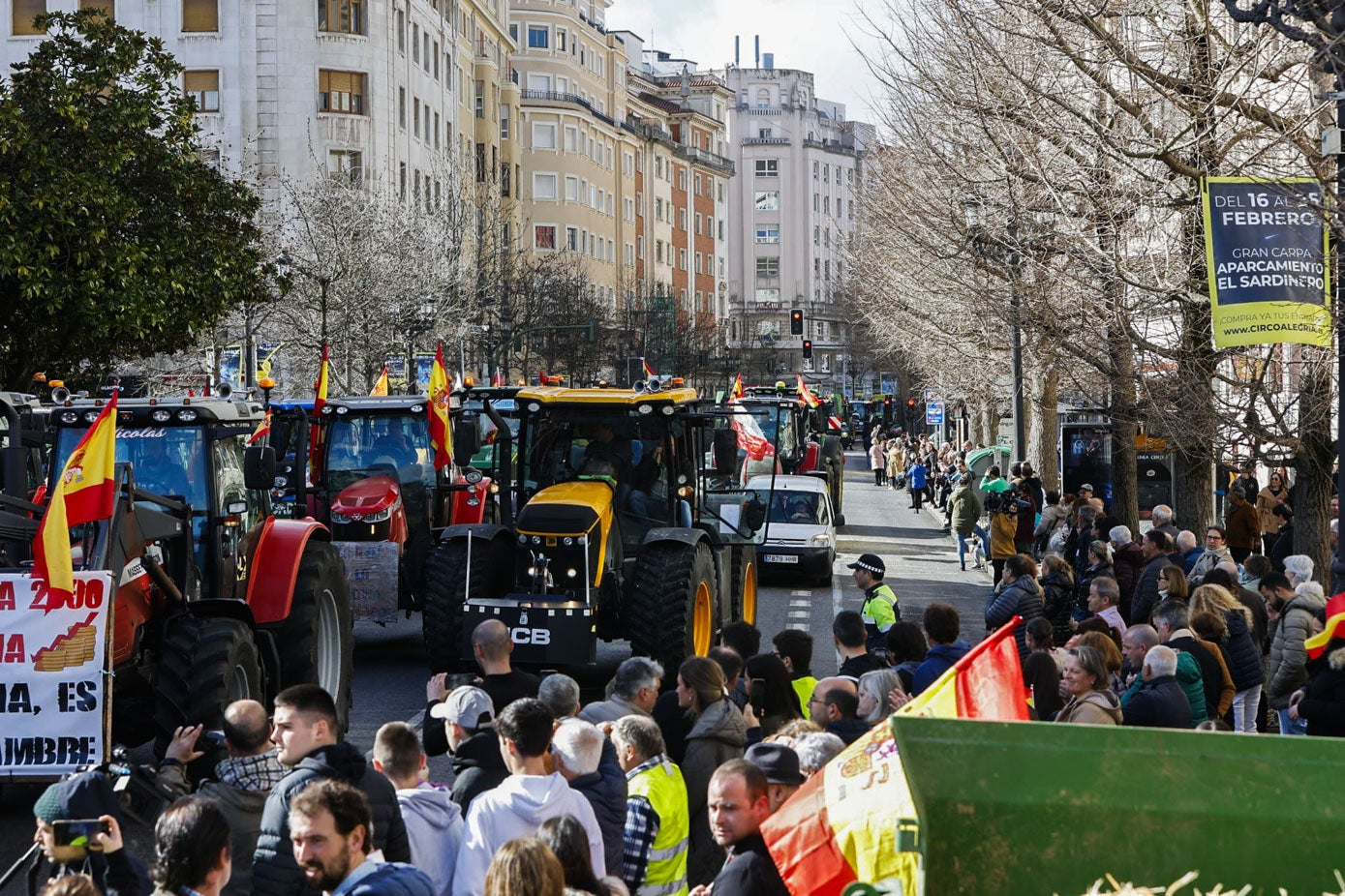 Unos 250 tractores y 40 camiones han participado en la protesta.