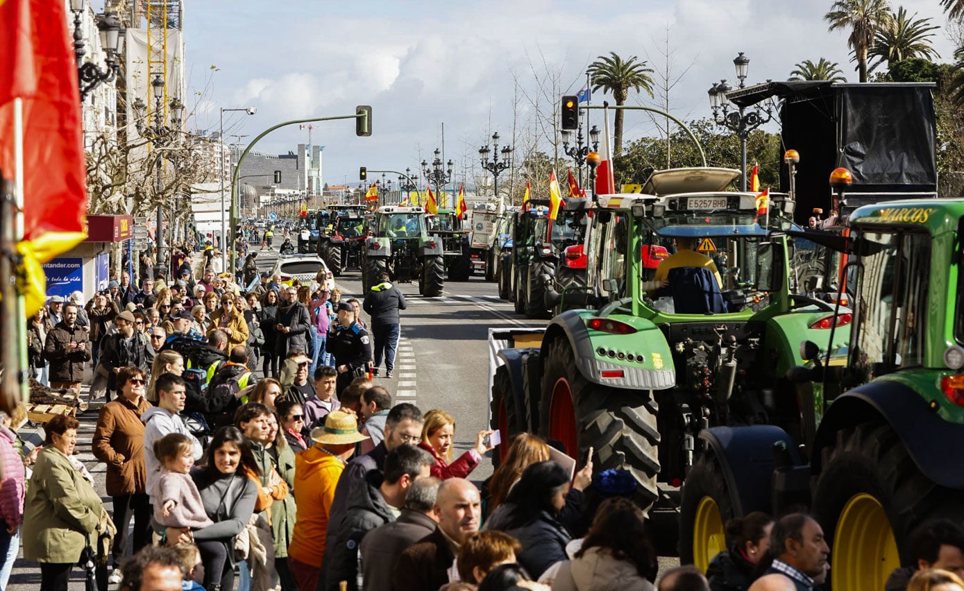 Cientos de personas en Santander se han solidarizado con los agricultores.