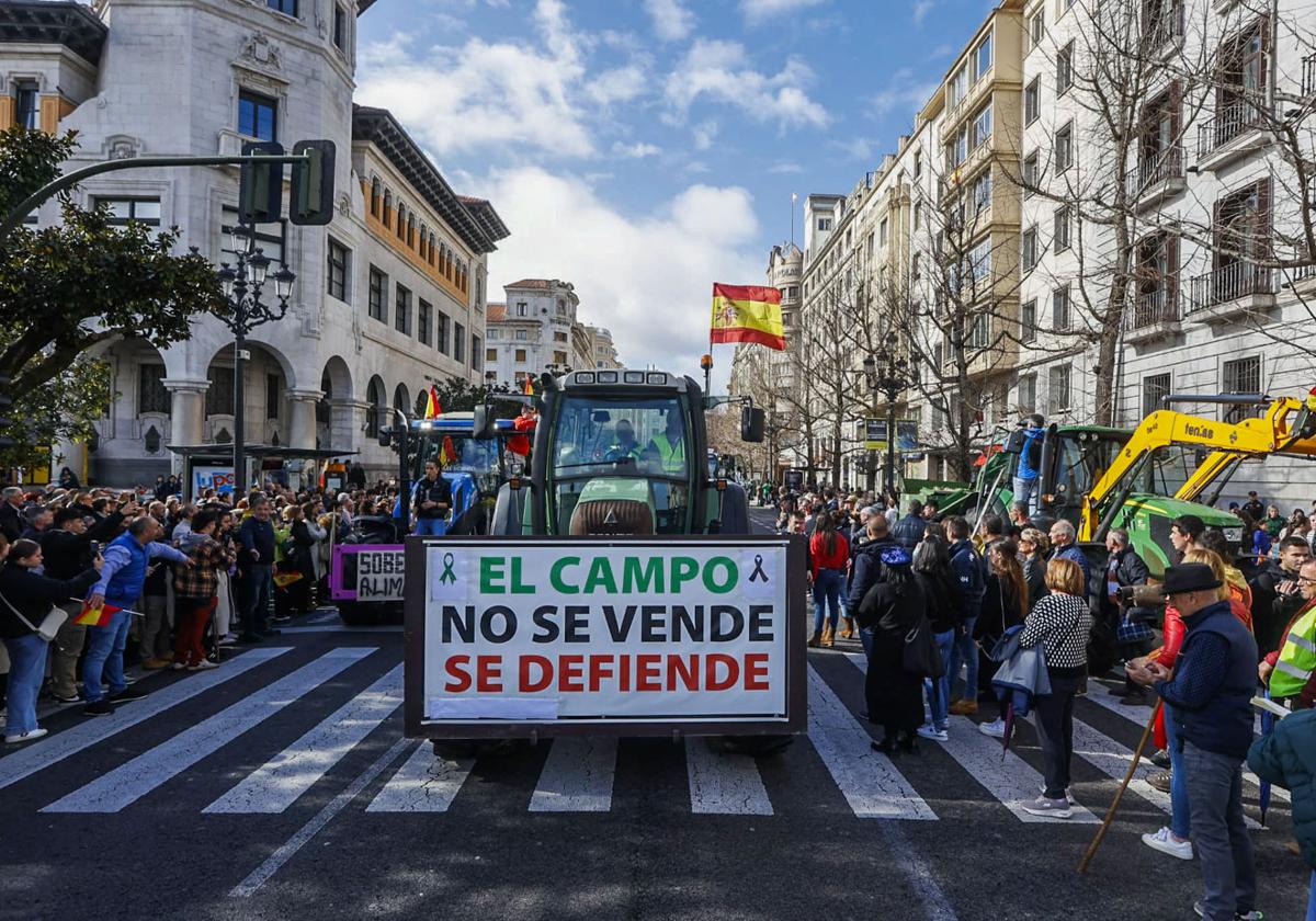 Los tractores, a su llegada a la Delegación de Gobierno.