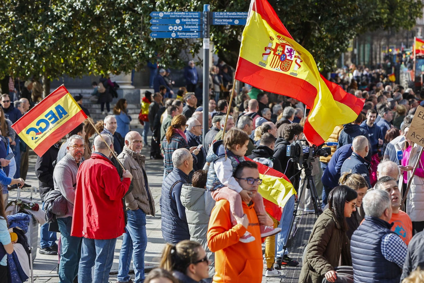 Numerosas personas apoyaron la tractorada. 