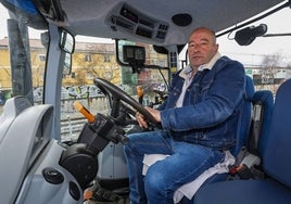 Valentín Saiz, en su tractor. Está convencido de que protestando se consiguen cosas, por eso ha venido.