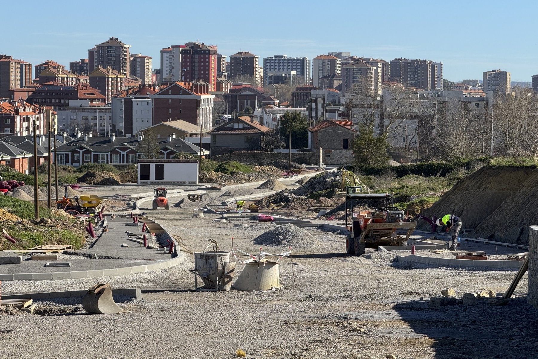 Las obras de urbanización del entorno de las VPO que se construirán a partir de septiembre.