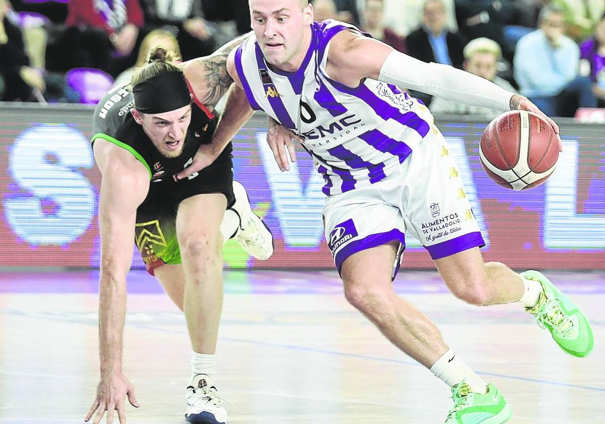 Devin Schmidt, del Valladolid, lleva el balón ante Littleson, del Alega.