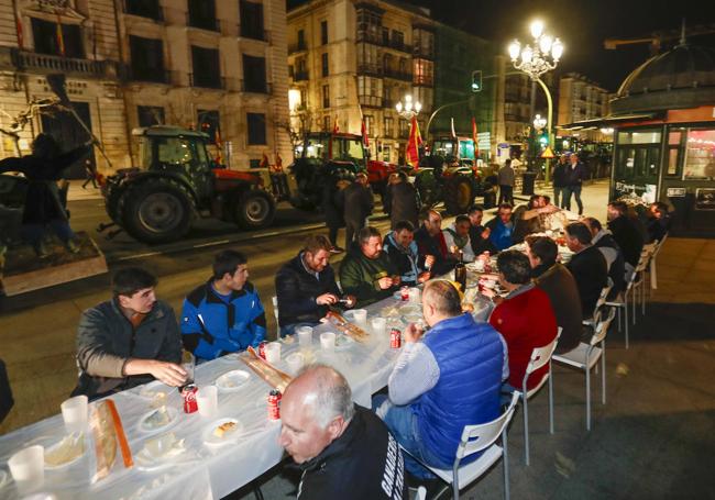 Cena a base de hamburguesas, quesos de Cantabria y quesadas de los ganaderos que aparcaron sus tractores frente a la Delegación de Gobierno. ¡