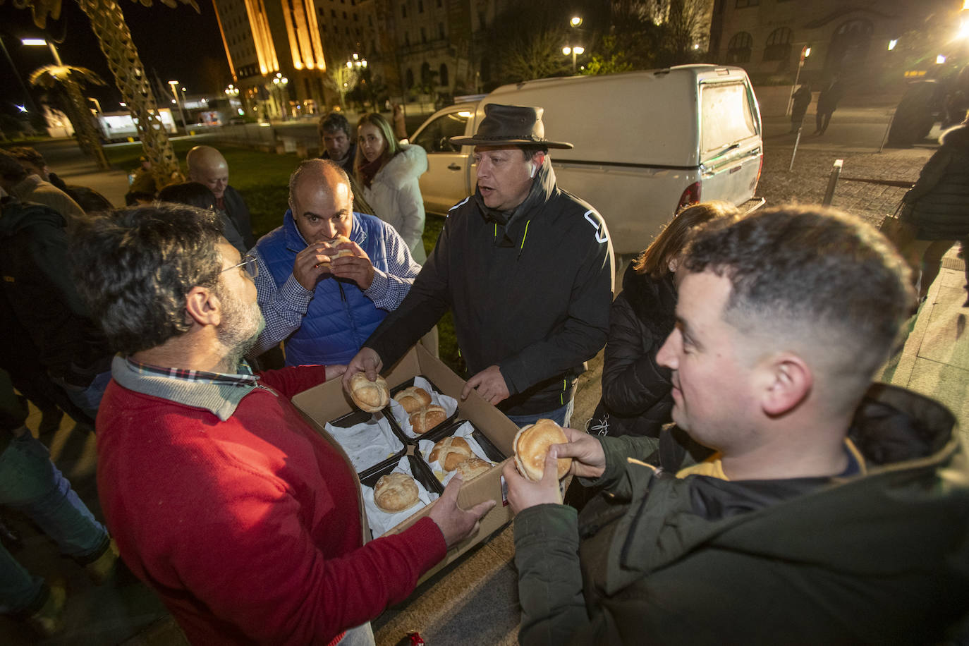 Raúl Guillarón reparte hamburguesas para la cena de los agricultores y ganaderos. 