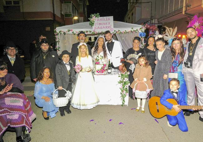 Cabezón de la Sal. Una familia disfrazada de boda gitana.