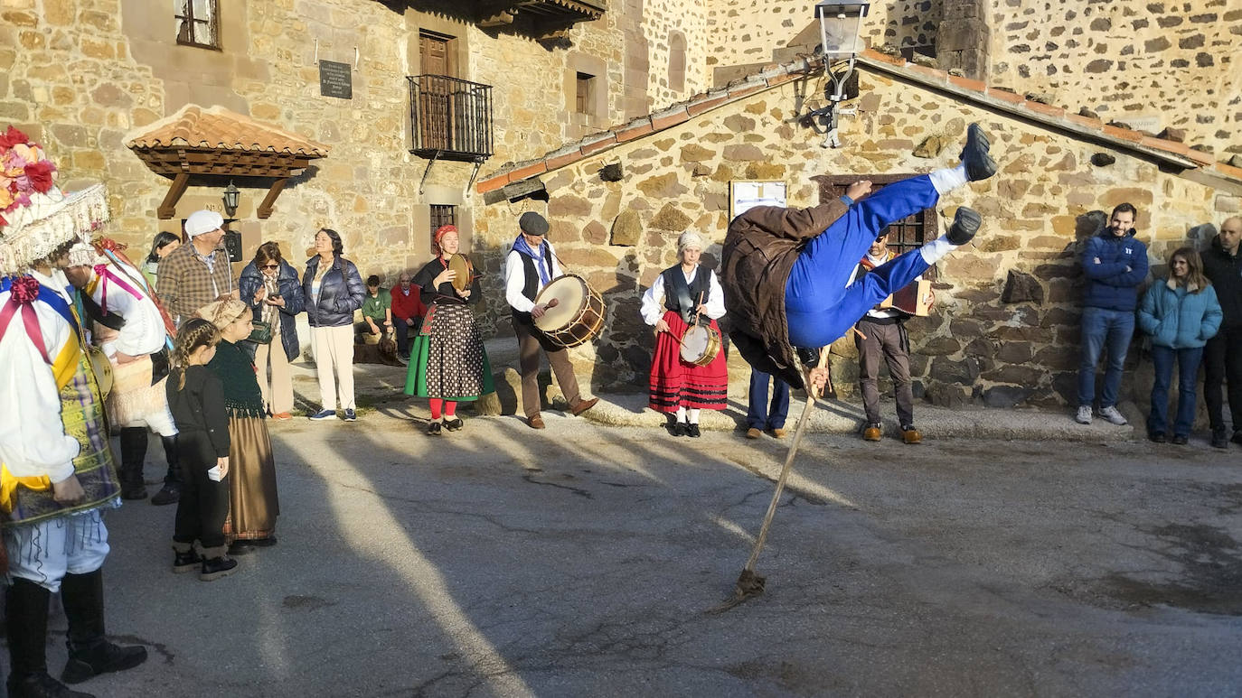 Las comparsas mostraron sus espectaculares saltos con el palo denominado 'zamárganu' con el que también se ejecuta el tradicional sabaneo a las mozas solteras