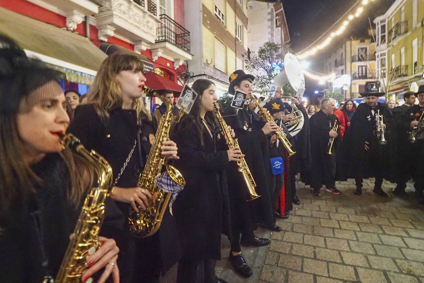 Los santoñeses, que suman ya cuatro fines de semana con aires carnavaleros, echaron mano de las prendas de luto para ser testigos del Juicio en el Fondo del Mar.