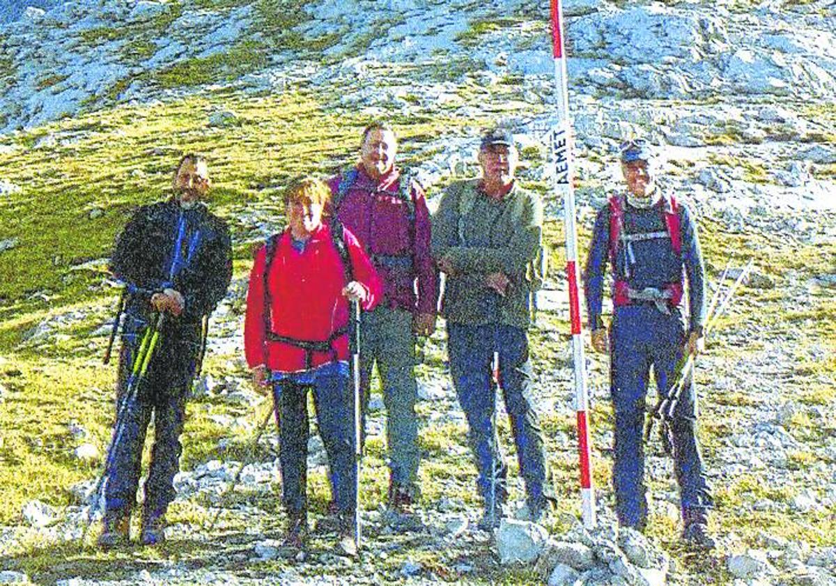 Imagen principal - Arriba, con un grupo de compañeros colocando un jalón de nieve en las faldas del Naranjo de Bulnes. A la izquierda, junto a sus compañeros de promoción en 1986 (abajo, de cuadros). Y, a la derecha, en el año 1983, como observador del antiguo meteorológico.