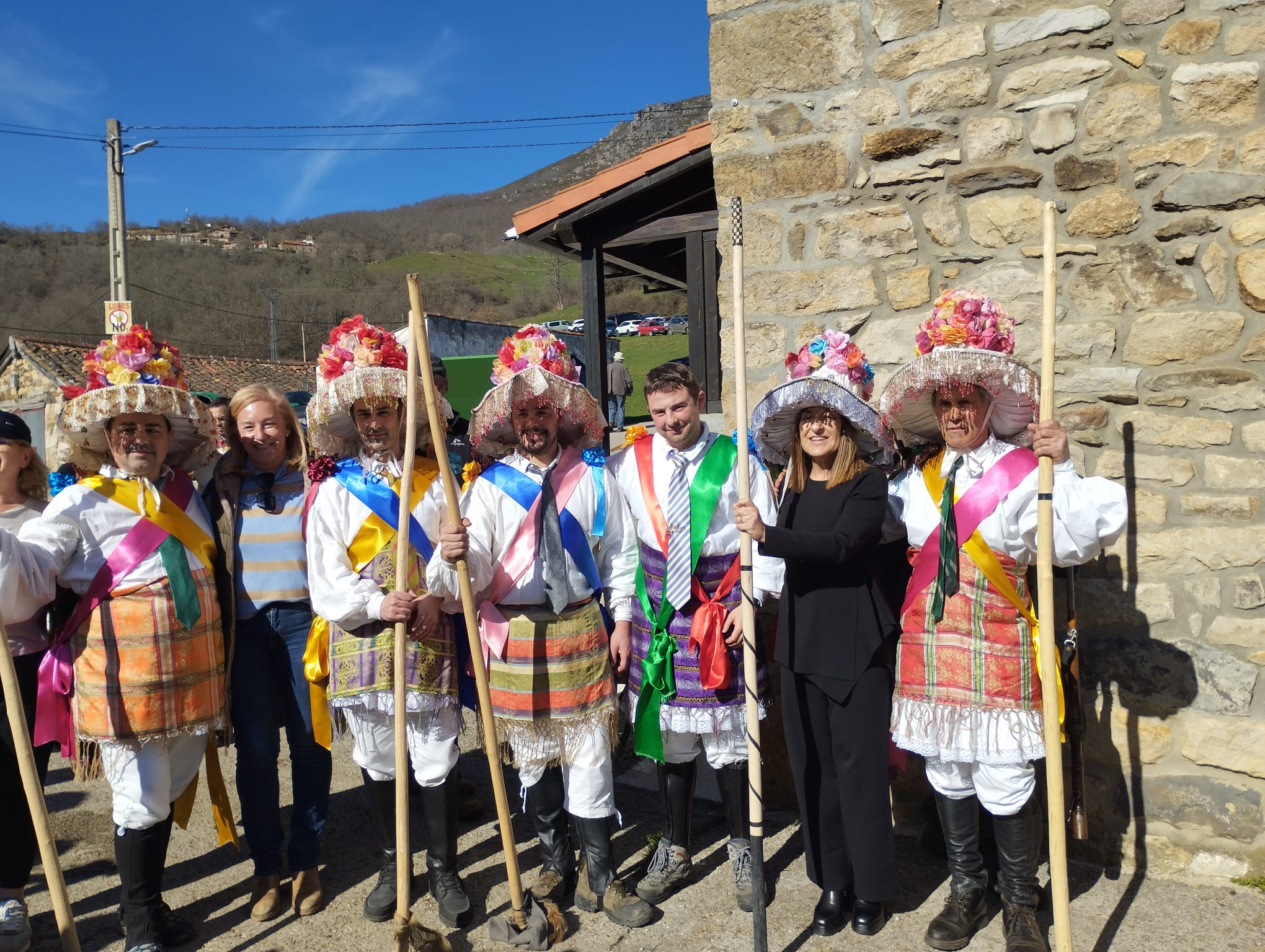 La presidenta de Cantabria con el espectacular gorro de Los Zamarrones acudió a la fiesta junto a la presidenta del Parlamento