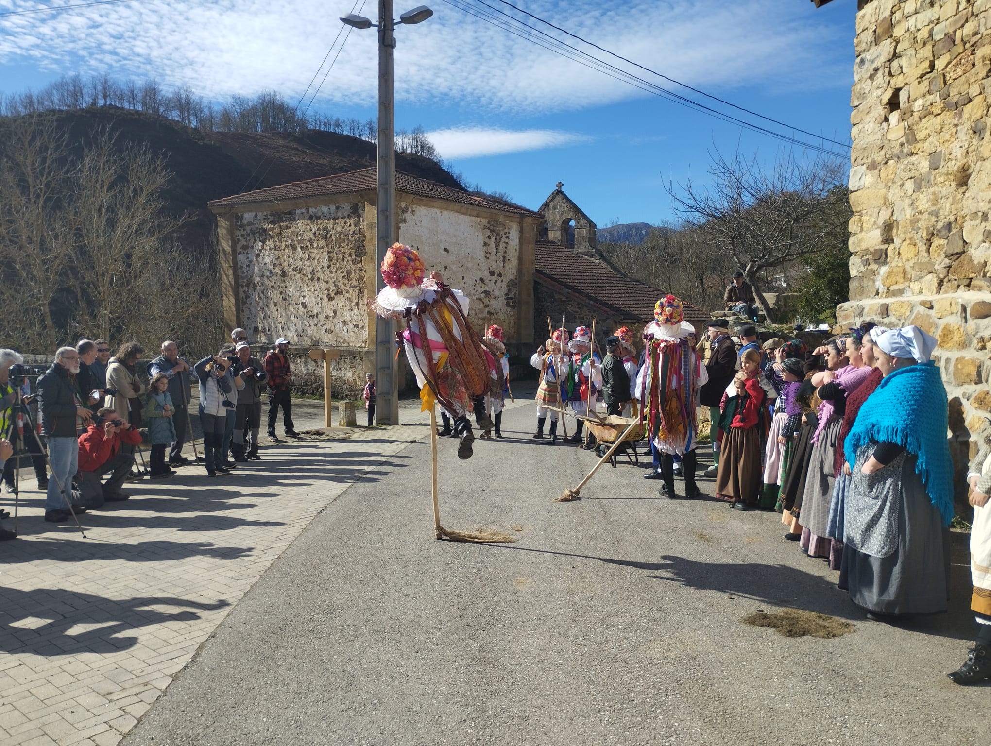 Los zamarrones recorrieron a lo largo del sábado todos los pueblos de Polaciones realizando sus espectaculares saltos y el «sabaneo» a las mozas.