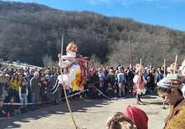 Un zamarrón da un espectacular salto con el «zamárganu» ante el numeroso público congregado en la localidad de Pejanda.