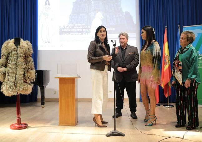 La alcaldesa en el homenaje en la Casas de Cantabria