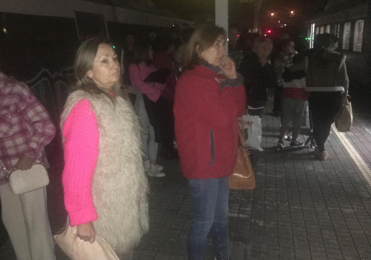 Imagen de los pasajeros esperando el transbordo en El Astillero