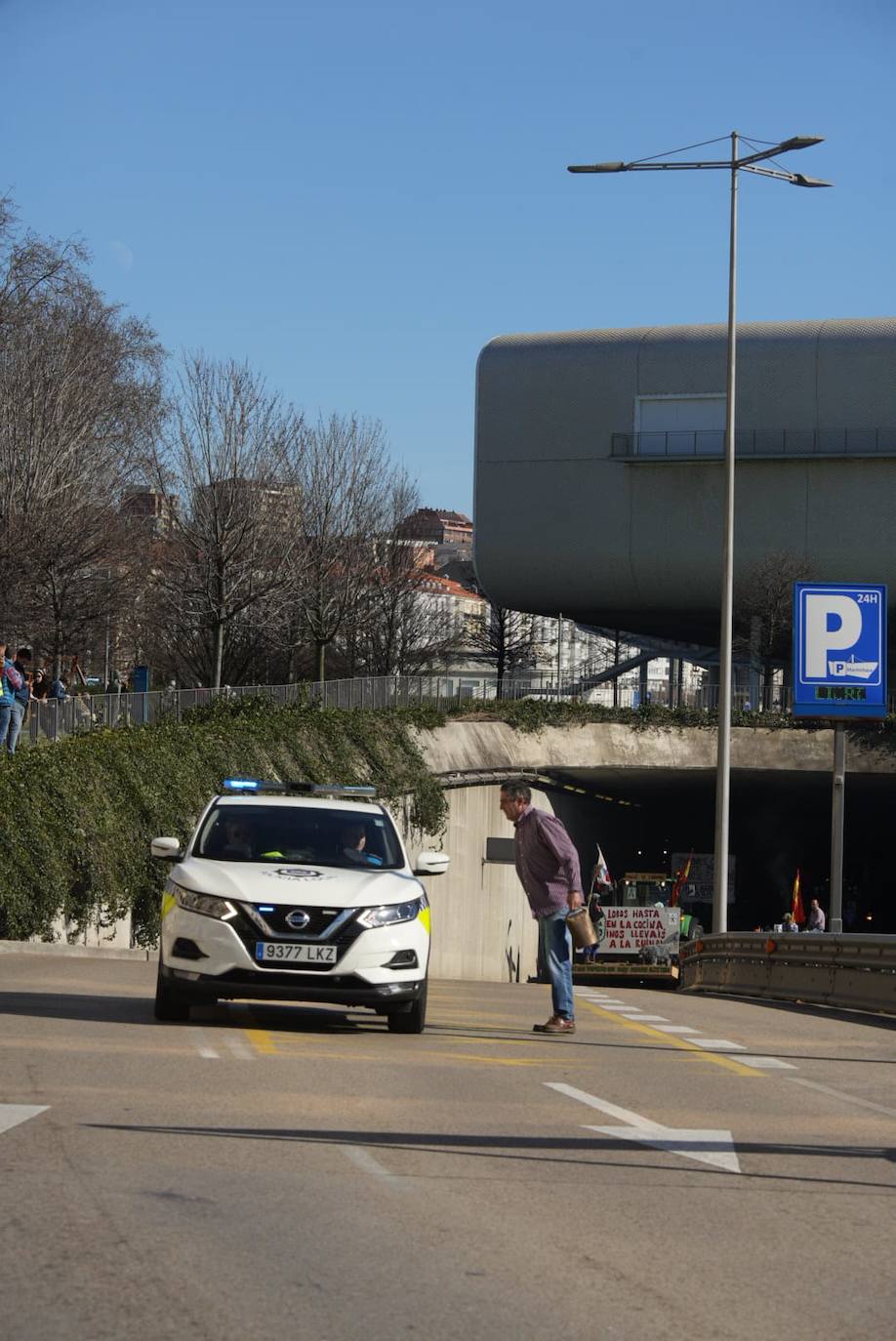 La Policía Local escoltó a los tractores en el regreso a sus casas. 