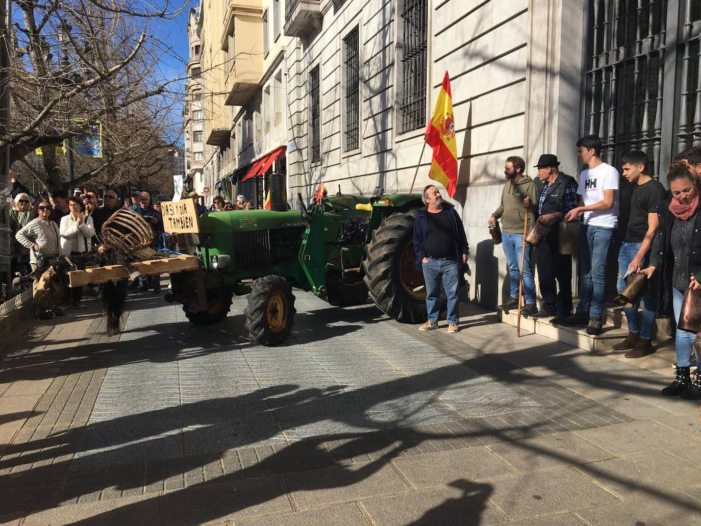 Un tractor aparcado en la puerta de la Delegación de Gobierno, con el potro fallecido anoche víctima del ataque de un lobo. 