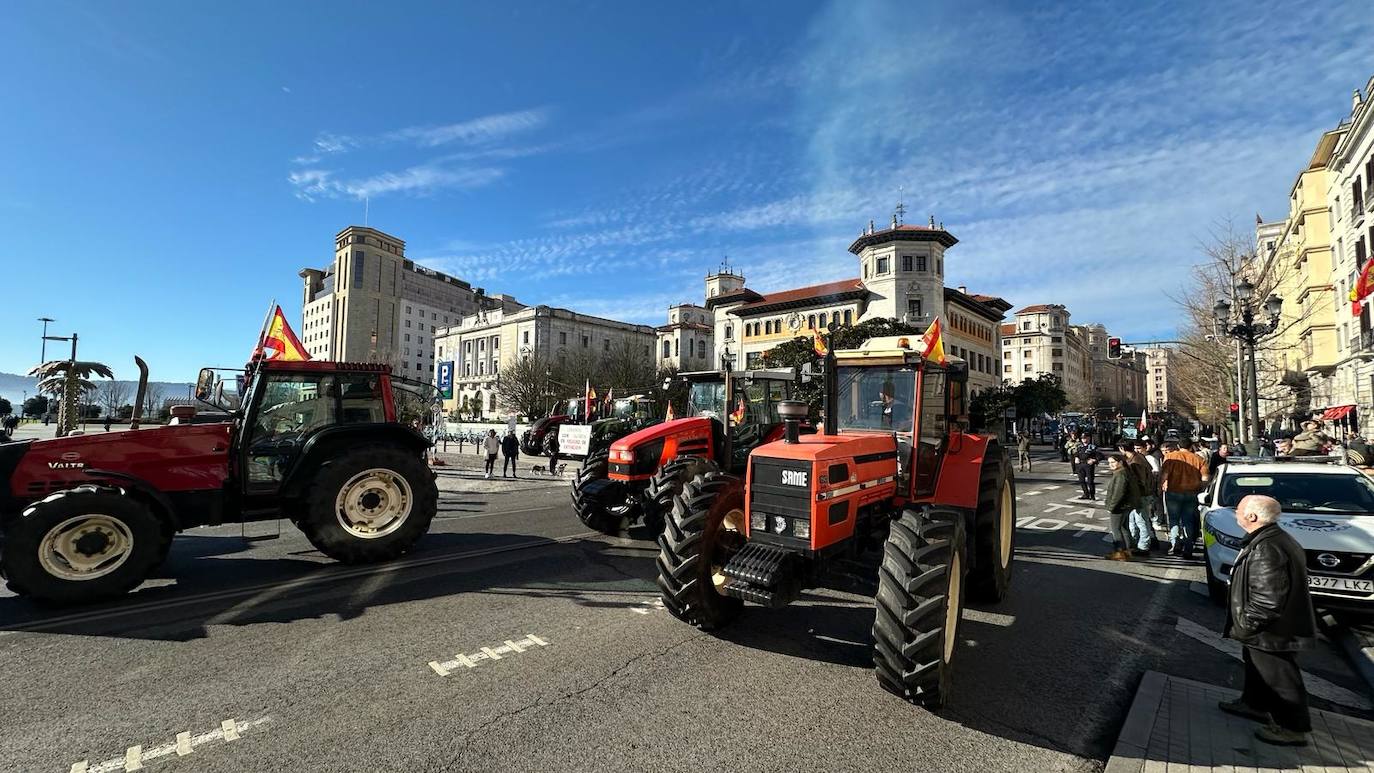 Los vehículos toman posiciones antes de iniciar los cortes de carretera en Santander. 