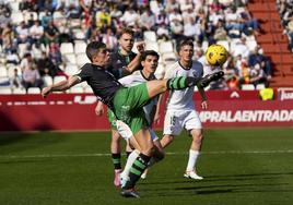 Íñigo Sainz-Maza despeja un balón en presencia de Peque.