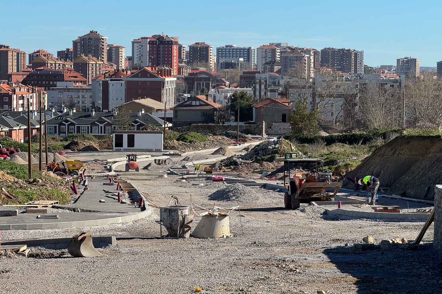 Las obras de urbanización del entorno de las viviendas de protección oficial (VPO) que el Ayuntamiento empezará a construir en septiembre de este año.