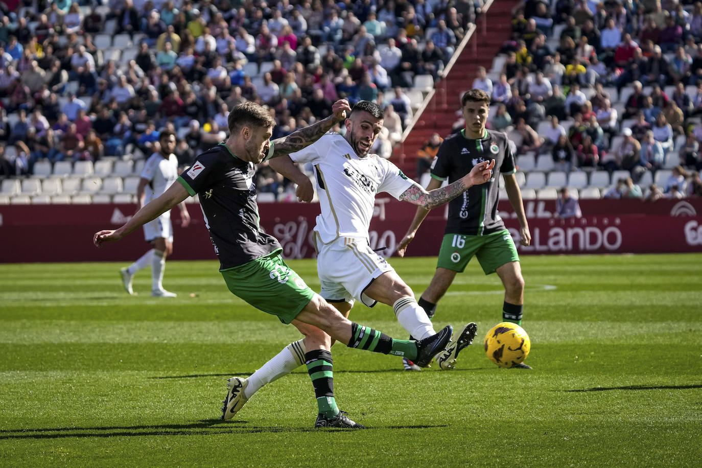 Dani Fernández busca un pase. 