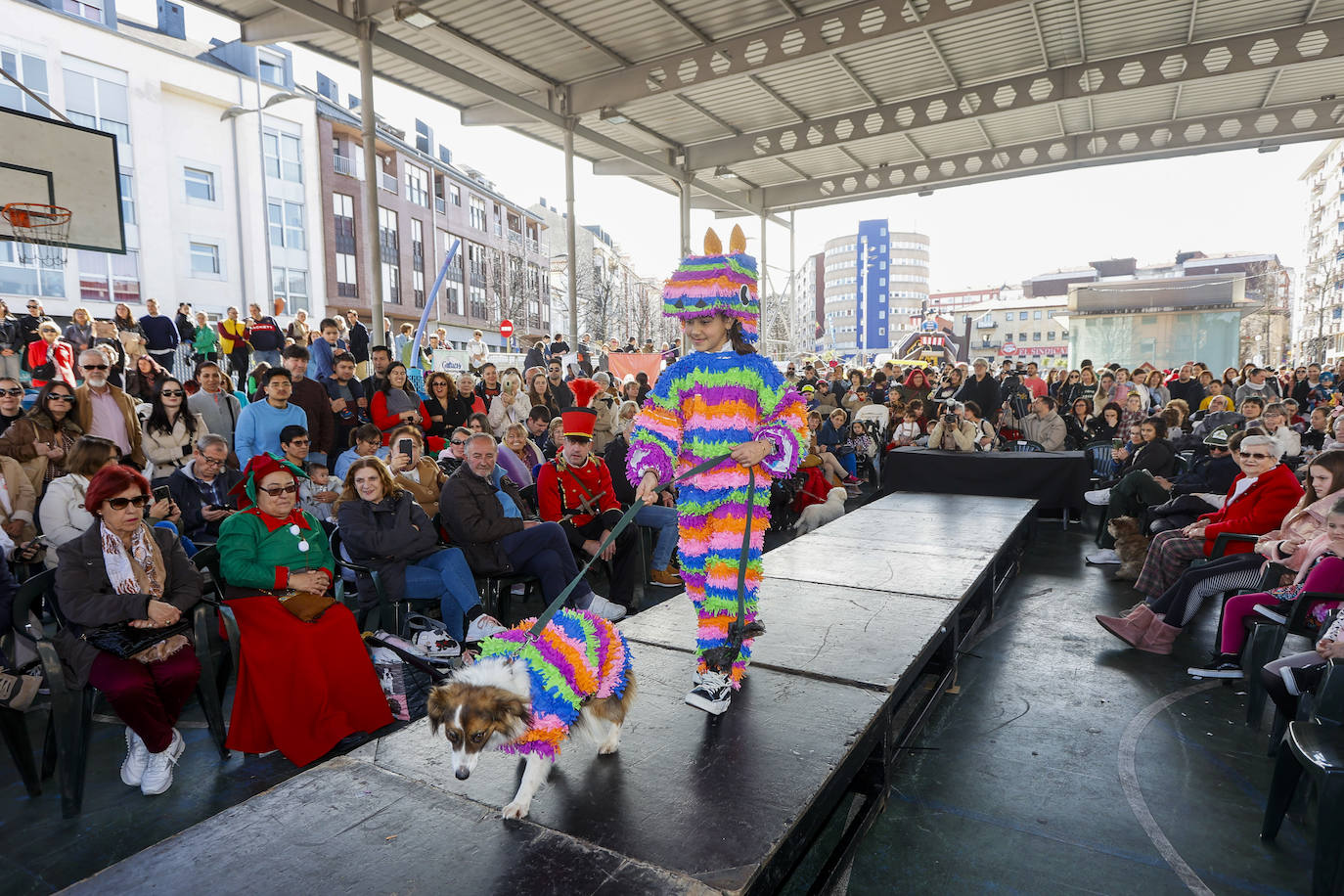 Los perros se unen al Carnaval y desfilan en Torrelavega