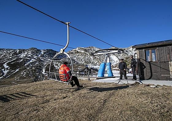 Imagen que presentaba la estación de Alto Campoo el pasado 24 de enero, con la nieve ausente.