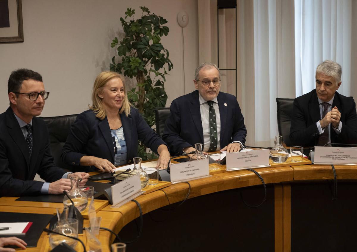 Imagen secundaria 1 - 1. Tras la reunión de la Comisión Mixta Parlamento-UC, la presidenta de la Cámara, María José González Revuelta, y el rector de la UC, Ángel Pazos, presentaron los contenidos de la colaboración. | 2. Legado de Mauro Muriedas. Retrato en carboncillo del escultor.