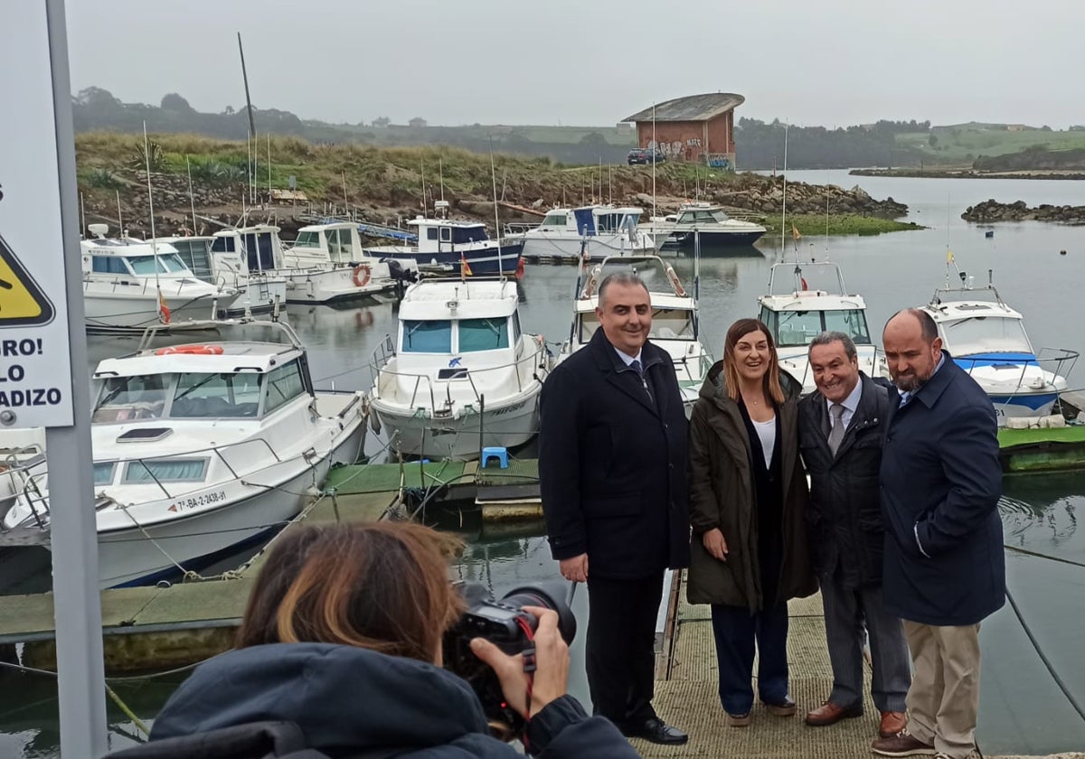 El consejero de Fomento, Roberto Media, la presidenta regional, María José Sáenz de Buruaga, el presidente de la asociación La Pozona, Justo Udías y el alcalde de Miengo, Marino García.