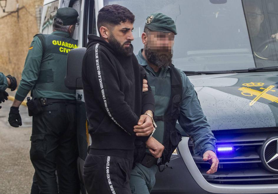 Uno de los tripulantes de la narcolancha, custodiado por un guardia civil camino del juzgado encargado del caso.