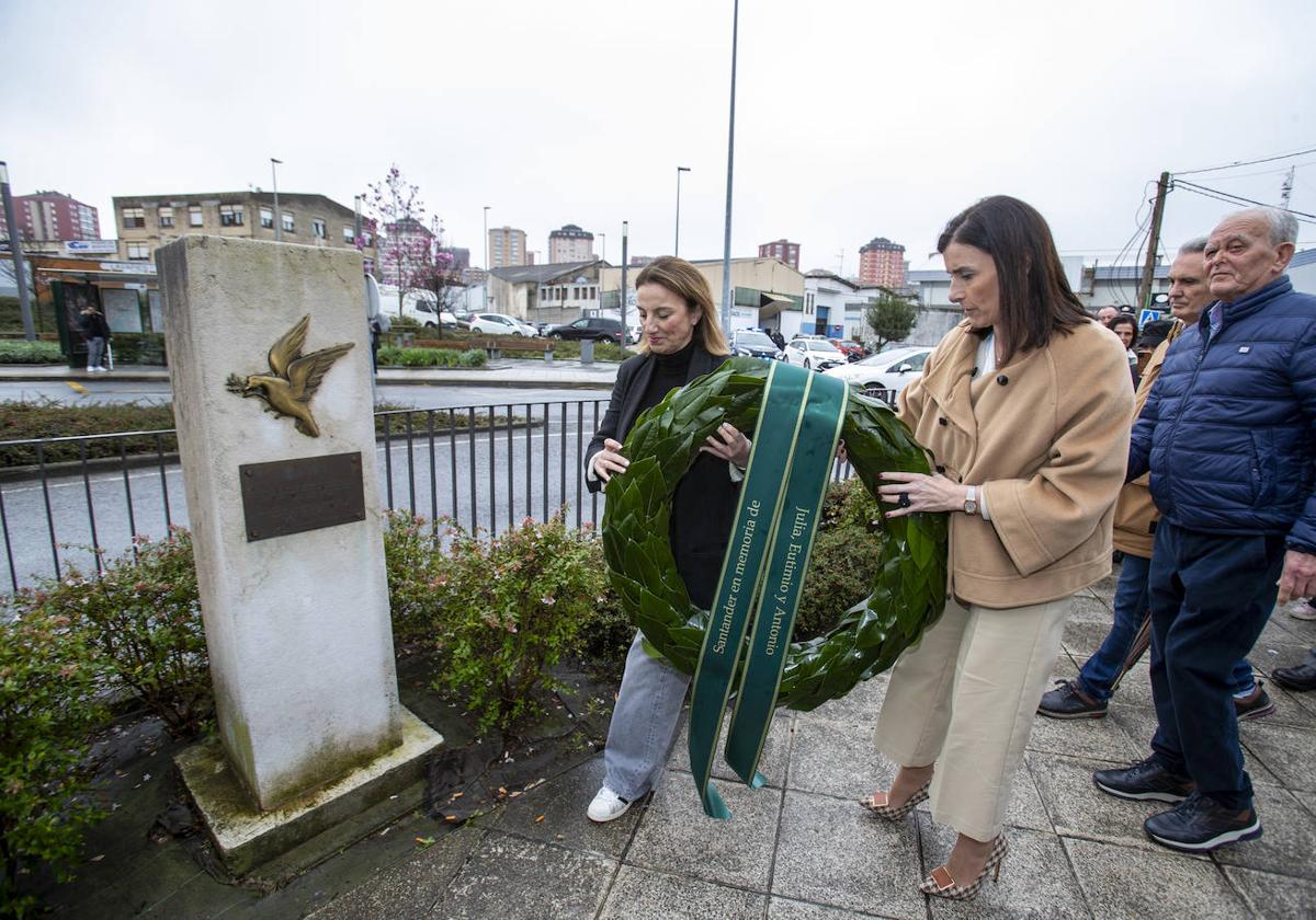 Silvia Gómez Ríos, hija de Eutimio y Silvia, que fallecieron en el atentado, junto a la alcaldesa de Santander, Gema Igual, y Francisco Vega, policía nacional que resultó herido en el ataque, este lunes, durante la ofrenda floral.