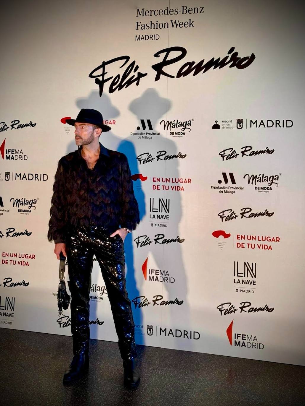 El director de la Pasarela Moda Norte, José Luis Callejo, con una camisa de flecos del diseñador Félix Ramiro perteneciente a la colección 'Apasionante', que combinó con un pantalón de lentejuelas de Dolce Gabbana, bolso de Prada y botas tejanas de Giuseppe Zanotti.